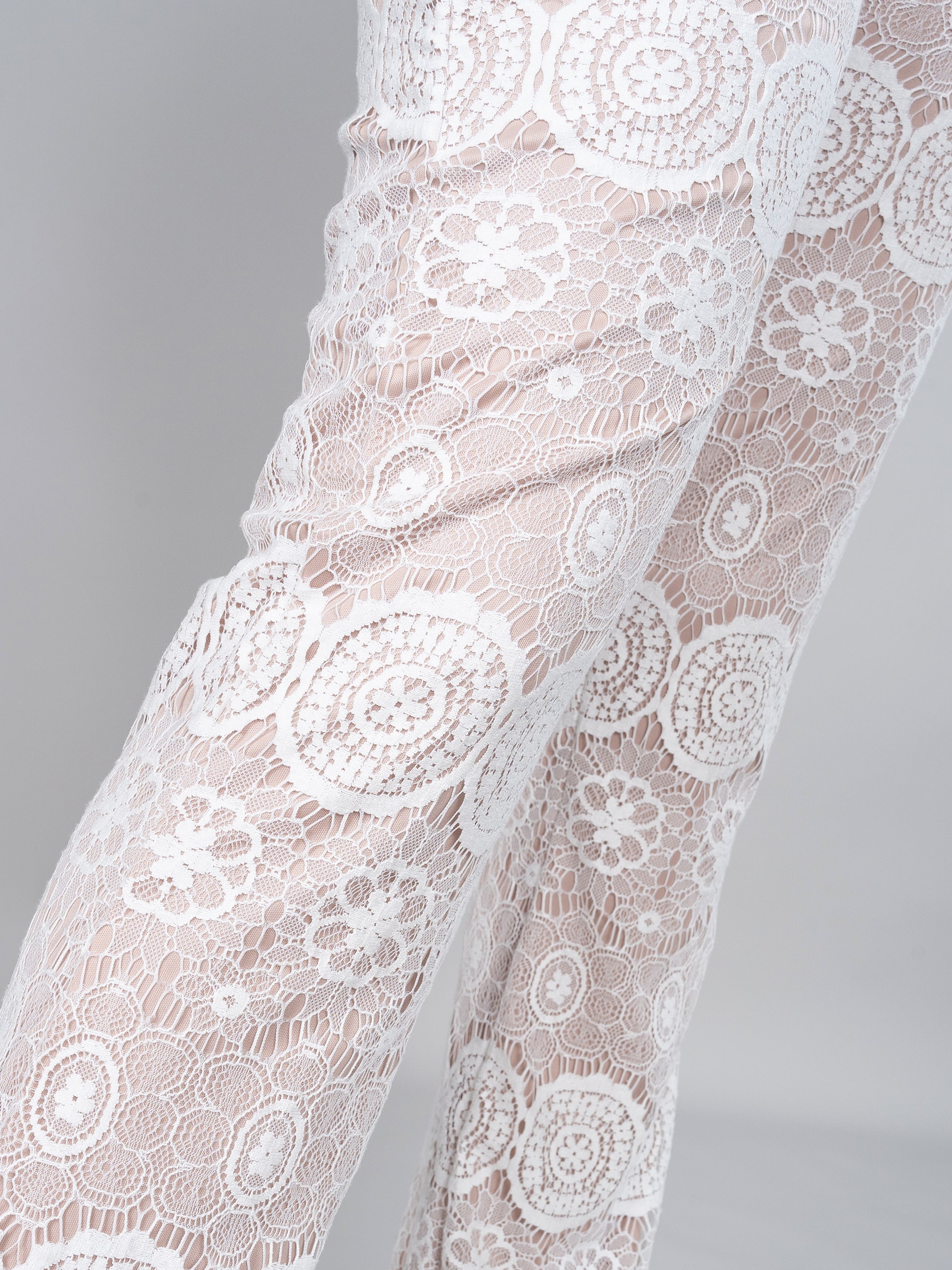 DETALLE DE LA TELA DEL PANTALÓN BLANCO DE ENCAJE