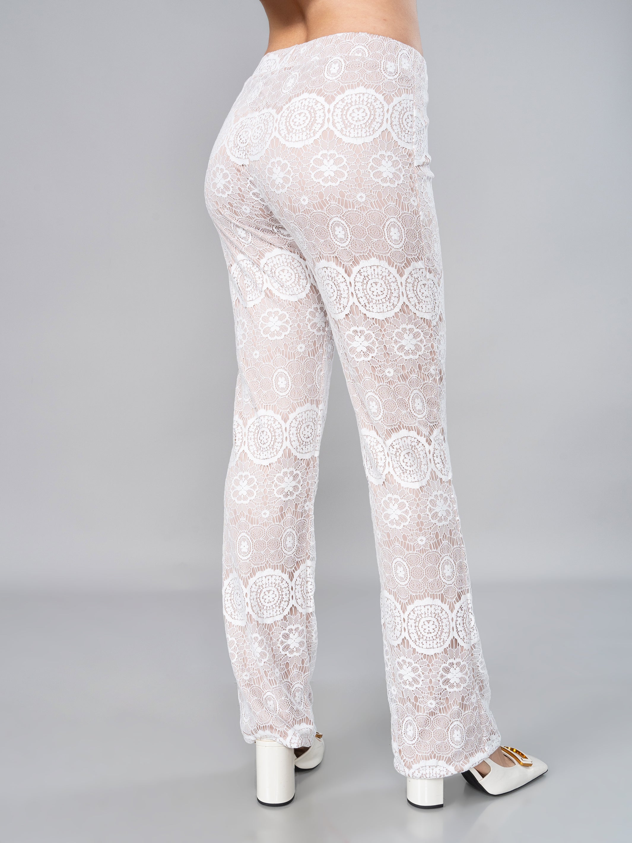 PARTE DE ATRÁS DEL PANTALÓN BLANCO DE ENCAJE DE MUJER